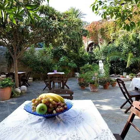 S. Nikolis Historic Boutique מלון